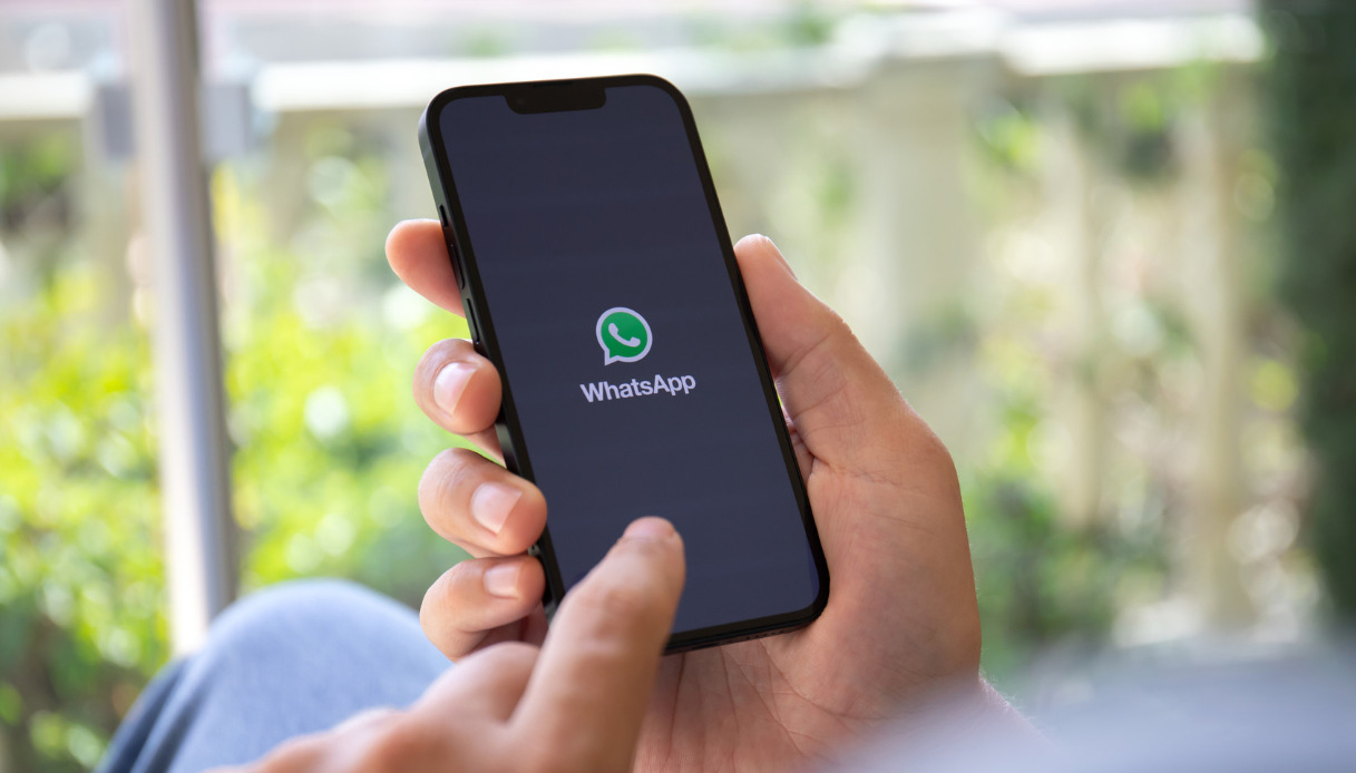 WhatsApp su iPhone anticipa il multi account con il tasto “Tu”
